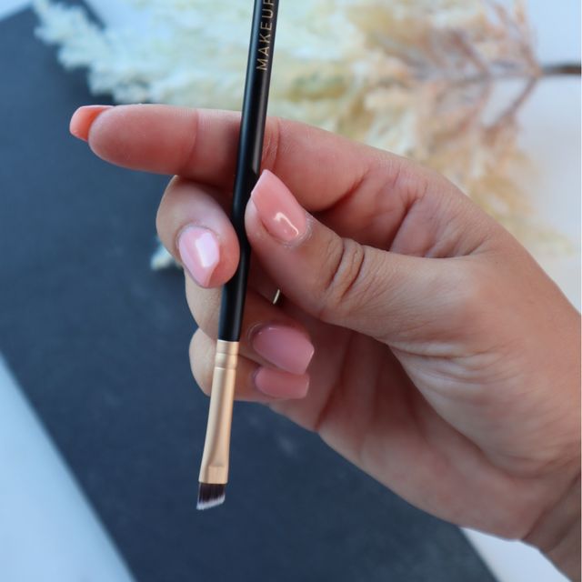 235 Angled Brow, Liner and Eyeshadow Brush 235 Angled Brow, Liner and Eyeshadow Brush